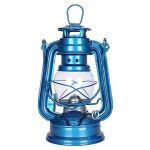 Lanterna a óleo antiga de cor azul, com alça de transporte e vidro transparente, usada para iluminação em ambientes exteriores ou durante campismo.