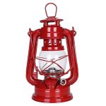 Lanterna a óleo antiga de cor vermelha, com vidro transparente, alça superior e suporte metálico, usada para iluminação portátil.