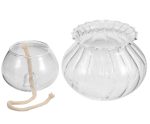 Vaso de vidro transparente com vela de óleo e pavio visível, ao lado de um recipiente de vidro com ranhuras, ambos usados para decoração de ciência.