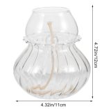 Vaso de vidro transparente com vela a óleo acesa, ranhuras decorativas e forma arredondada, medindo aproximadamente 12 cm de altura e 11 cm de diâmetro.