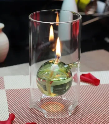 Candeeiro de mesa a óleo com chama acesa, esfera de vidro transparente, base de vidro, ambiente de loja de gadgets científicos, decoração de ciência.