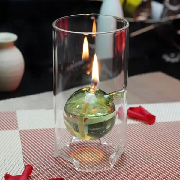 Candeeiro de mesa a óleo com chama acesa, esfera de vidro transparente, base de vidro, ambiente de loja de gadgets científicos, decoração de ciência.