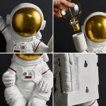 Figura de astronauta com capacete dourado, segurando uma lâmpada de plasma, e detalhes do traje espacial em close-up.