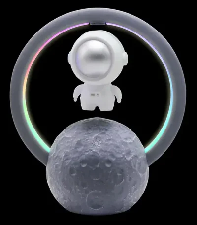 Candeeiro de mesa com figura de astronauta, anel de luz LED colorido e base em forma de lua, ideal para decoração científica e educativa.