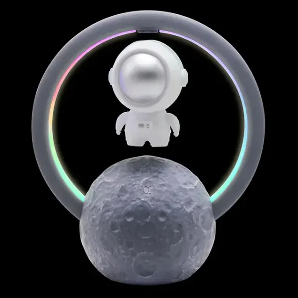 Candeeiro de mesa com figura de astronauta, anel de luz LED colorido e base em forma de lua, ideal para decoração científica e educativa.