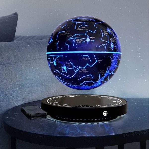 Lâmpada de mesa com projeção de constelações e estrelas, esfera luminosa azul com mapas celestiais, base preta com controle.