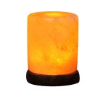 Candeeiro de sal do Himalaia com luz quente, base de madeira escura, iluminação suave e ambiente relaxante.