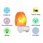 Candeeiro de sal com luz quente e cores variadas, destacando-se por seu efeito de iluminação e ambiente relaxante.
