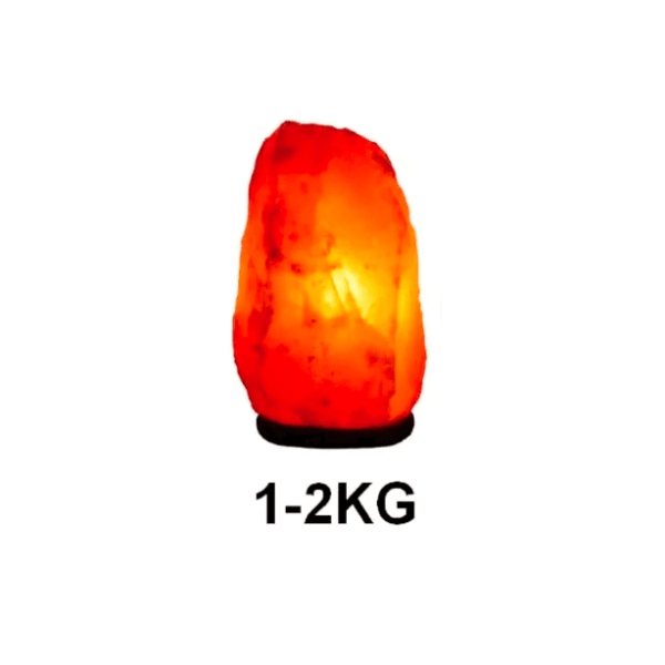 Candeeiro de sal dos Himalaias iluminado, com tonalidade laranja e textura salina visível, peso indicado de 1-2 kg.