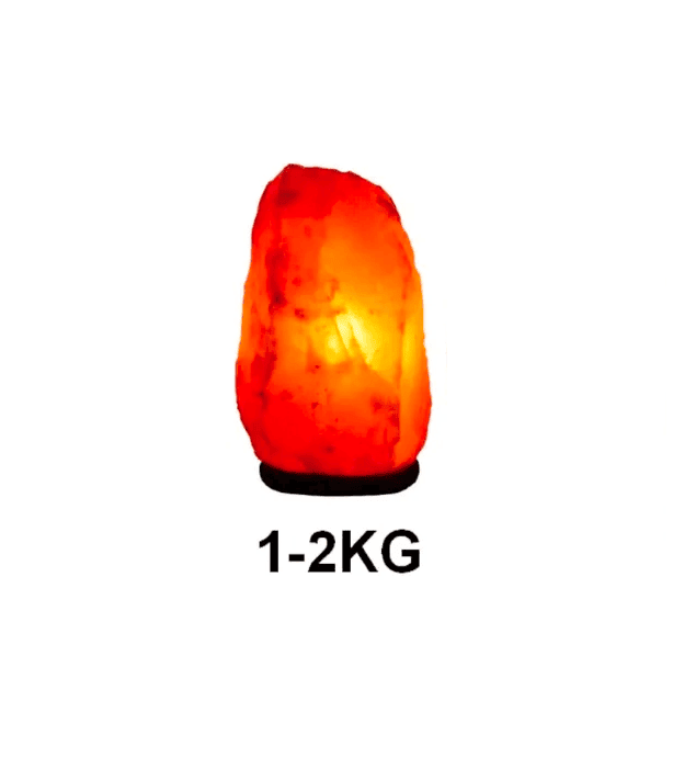 Candeeiro de Sal Himalaias 1-2 Kg Candeeiro de sal dos Himalaias iluminado, com tonalidade laranja e textura salina visível, peso indicado de 1-2 kg.