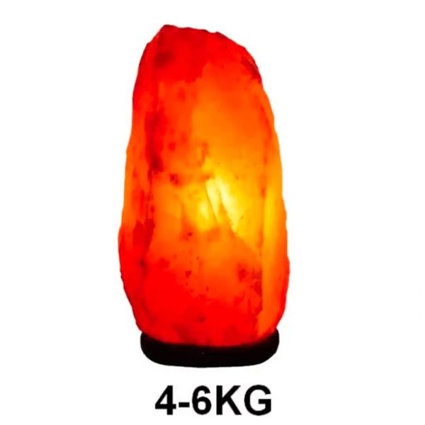 Candeeiro de sal dos Himalaias em forma de pedra, iluminado, com peso indicado de 4 a 6 kg, destacando a sua textura natural e cor laranja vibrante.