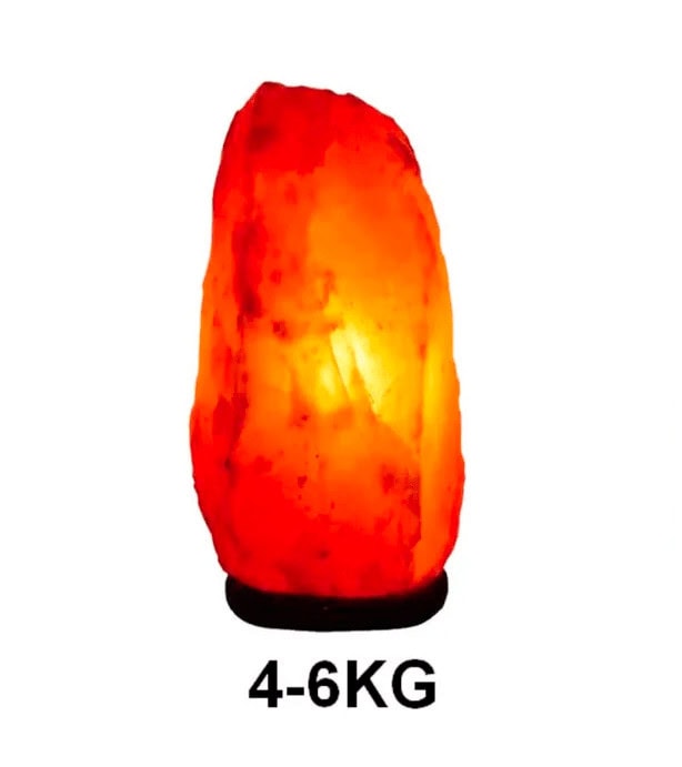 Candeeiro de Sal Himalaias 4-6 kg Candeeiro de sal dos Himalaias em forma de pedra, iluminado, com peso indicado de 4 a 6 kg, destacando a sua textura natural e cor laranja vibrante.