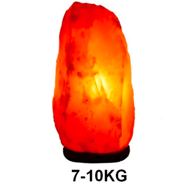 Candeeiro de sal dos Himalaias em forma irregular, iluminado, com base preta, peso indicado de 7 a 10 kg.