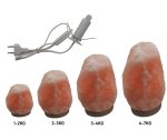 Conjunto de sal de Himalaias em diferentes tamanhos, de pequeno a grande, com etiqueta de peso, e um fio elétrico com lâmpada para iluminação.