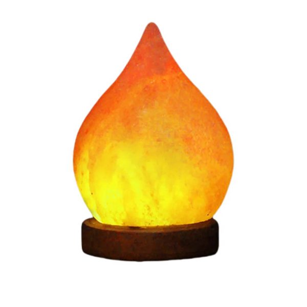 Candeeiro de sal em forma de lágrima, iluminado, com base de madeira escura, destacando a sua textura cristalina e cor laranja vibrante.