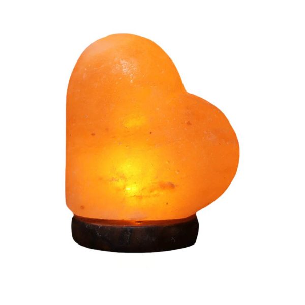 Candeeiro de sal dos Himalaias em forma de coração, iluminado, com base de madeira escura, destacando-se pela sua luz quente e ambiente relaxante.