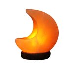 Candeeiro de sal dos Himalaias em forma de lua crescente, iluminado, com base escura, ideal para decoração de ciência e ambientes relaxantes.