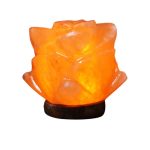 Candeeiro de sal em forma de rosa, iluminado, com base escura, destacando-se pelo brilho quente e translúcido da salina.