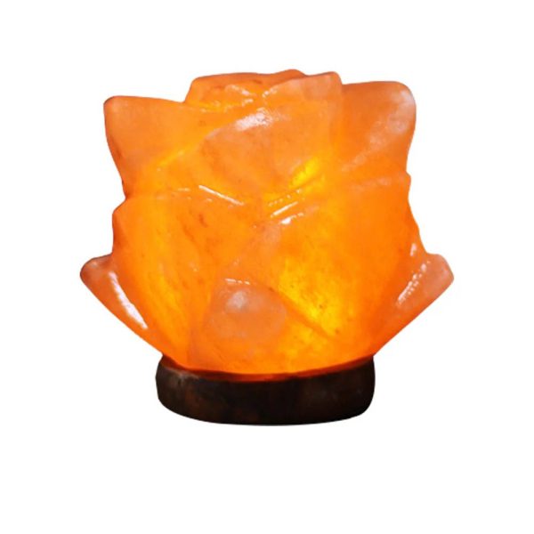 Candeeiro de sal em forma de rosa, iluminado, com base escura, destacando-se pelo brilho quente e translúcido da salina.
