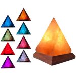 Lâmpada de sal em forma de pirâmide com luzes coloridas, diferentes ângulos e detalhes de iluminação, destacando a textura do sal e a base de madeira.