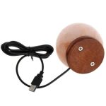 Lâmpada de sal em forma redonda com base de madeira e cabo USB para ligação a computador ou carregador.