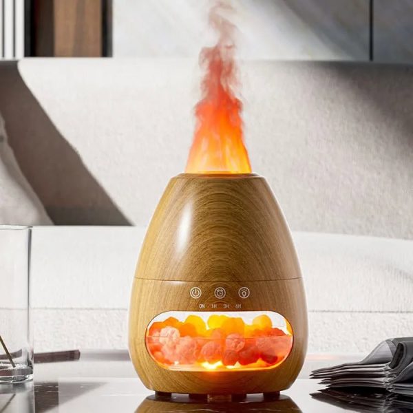 Difusor de óleo essencial em forma de pedra com chama de LED laranja, vapor visível, ambiente moderno de sala de estar, detalhes de madeira e luz suave.