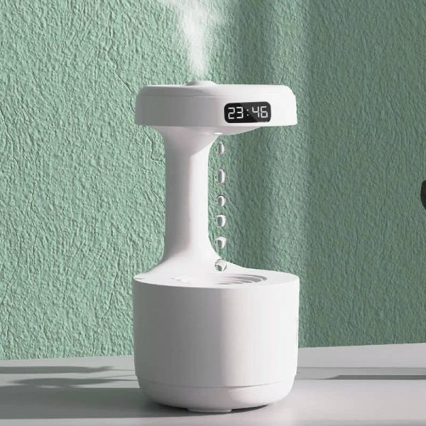 Lâmpada de mesa futurista com display digital mostrando a hora, com design branco e base arredondada, colocada numa parede verde com textura.