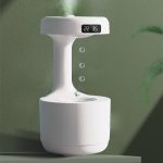 Lâmpada de plasma com design futurista, exibindo bolhas de plasma flutuantes e uma tela digital com hora, sobre fundo verde.