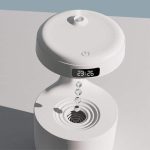 Lâmpada de design futurista com efeito anti-gravidade, display digital mostrando hora, e base com detalhes em relevo.