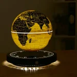 Globo terrestre dourado em levitação com base iluminada, mostrando continentes e países detalhados, com luzes que realçam a sua estrutura.