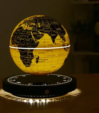 Globo terrestre dourado em levitação com base iluminada, mostrando continentes e países detalhados, com luzes que realçam a sua estrutura.