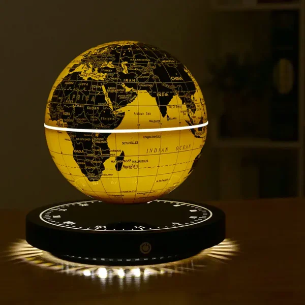 Globo terrestre dourado em levitação com base iluminada, mostrando continentes e países detalhados, com luzes que realçam a sua estrutura.