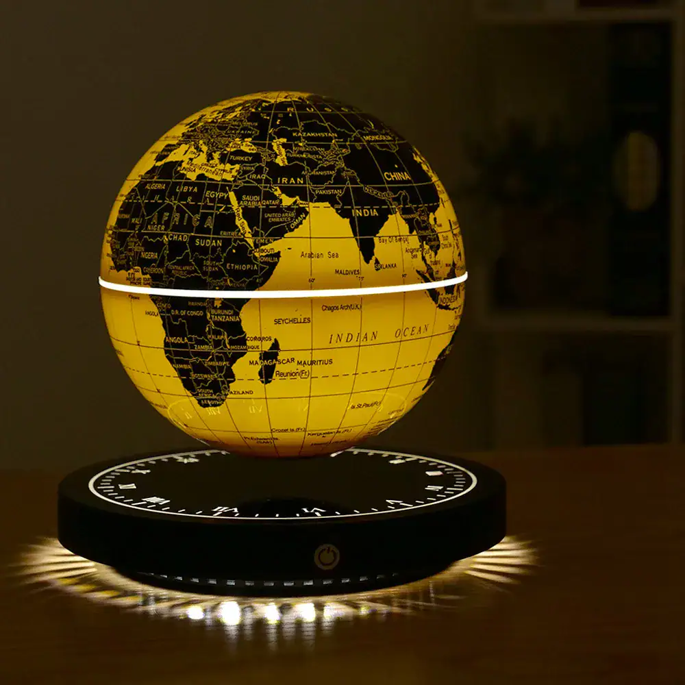 Globo terrestre dourado em levitação com base iluminada, mostrando continentes e países detalhados, com luzes que realçam a sua estrutura.