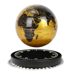 Globo terrestre dourado com base de levitação magnética, mostrando África, Ásia e partes da Europa, com detalhes de países e oceanos.