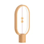 Lâmpada de mesa de madeira com design simples, ideal para decoração interior e iluminação de escritório ou sala de estar.