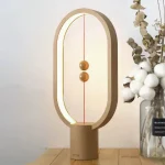 Lâmpada design inspirada em uma experiência científica com duas esferas suspensas.