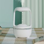 Humidificador com design futurista, forma de cápsula com base redonda, emitindo vapor de água, em ambiente com cortinas verdes e chão de tapete.
