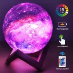 Candeeiro em forma de lua com iluminação LED de 16 cores, controlado por toque e remoto, em suporte de madeira.