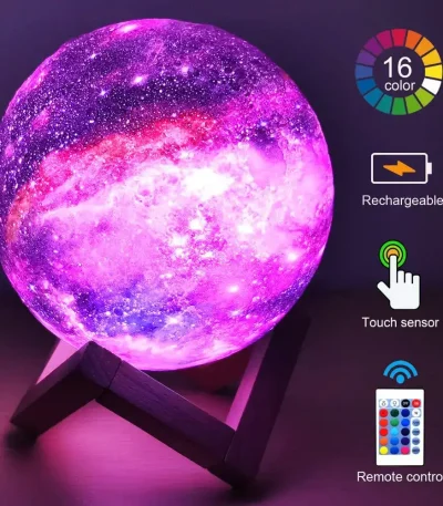 Candeeiro em forma de lua com iluminação LED de 16 cores, controlado por toque e remoto, em suporte de madeira.