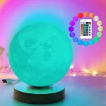 Lâmpada em forma de lua com iluminação LED colorida, controlada por telecomando, sobre base de madeira, ambiente decorativo com luzes de fundo.