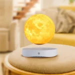 Lâmpada de lua levitante com base de suporte, iluminada, em sala de estar moderna com sofá e escada ao fundo.