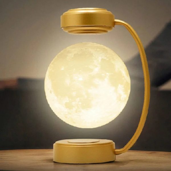 Candeeiro lunar em miniatura com base e braço dourados, luz LED que simula a superfície lunar, ideal para decoração de ciência e iluminação ambiente.