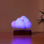 Candeeiro de nuvem em levitação com luzes azuis e brancas, colocado sobre uma base de madeira, decorativo e educativo.