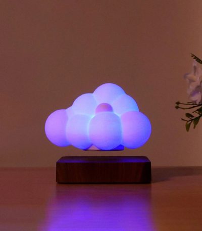 Candeeiro de nuvem em levitação com luzes azuis e brancas, colocado sobre uma base de madeira, decorativo e educativo.