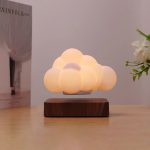 Candeeiro em forma de nuvem com luz suave, apoiado numa base de madeira, decorativo e funcional para ambientes modernos.