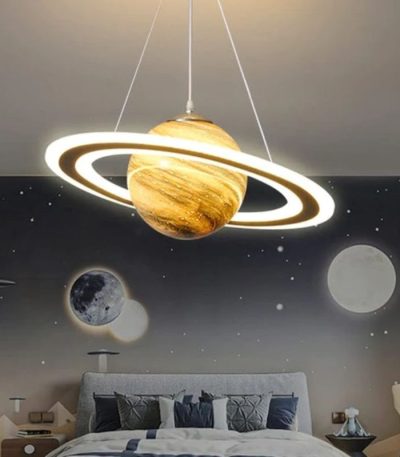Lustre de teto com design de planeta com anéis, iluminação LED branca, suspenso por cabos finos, decorando um quarto com tema espacial.