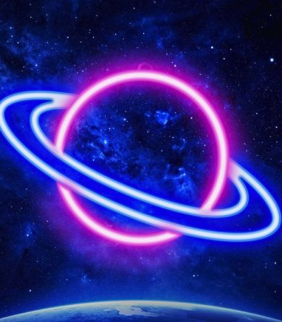 Ilustração de um planeta com anéis de neon rosa e azul, fundo de espaço estrelado com galáxias e estrelas brilhantes.