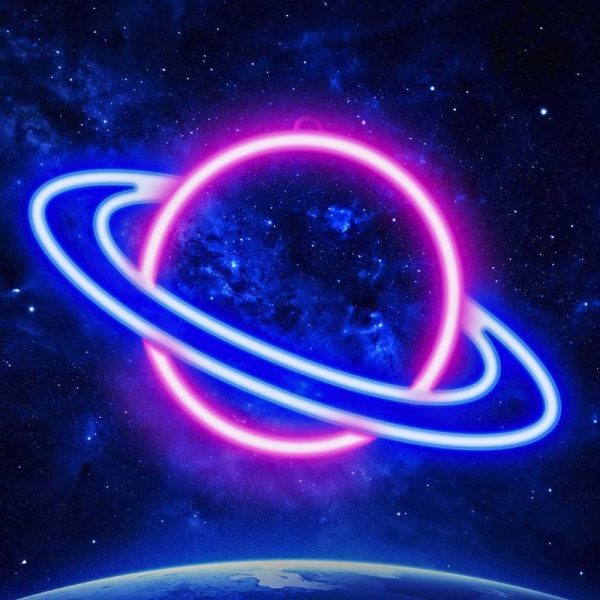 Ilustração de um planeta com anéis de neon rosa e azul, fundo de espaço estrelado com galáxias e estrelas brilhantes.