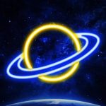 Ilustração de um planeta neon amarelo com anéis azuis, fundo de espaço estrelado com galáxias e estrelas.
