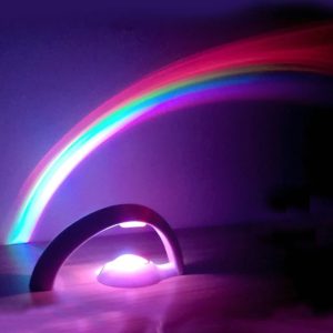Projeção de arco-íris colorido a partir de um dispositivo de luz, refletindo no teto escuro, criando um efeito visual vibrante e educativo.